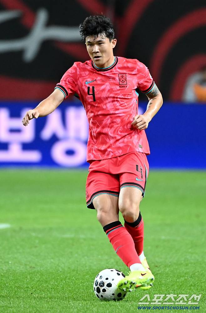 14일 서울월드컵경기장에서 열린 대한민국 축구대표팀과 파라과이의 평가전. 김민재가 돌파를 시도하고 있다. 상암=허상욱 기자wook@sportschosun.com/2025.10.14/