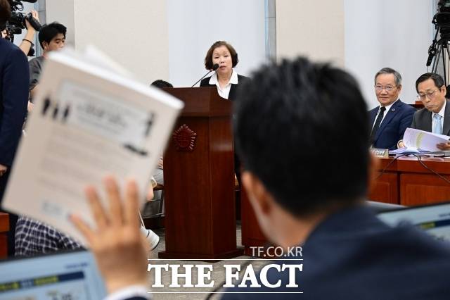 지난 7월 10일 오전 서울 여의도 국회 교육위원회에서 열린 '리박스쿨 청문회'에서 손효숙 리박스쿨 대표가 정을호 더불어민주당 의원의 질의를 듣고 있다./남윤호 기자