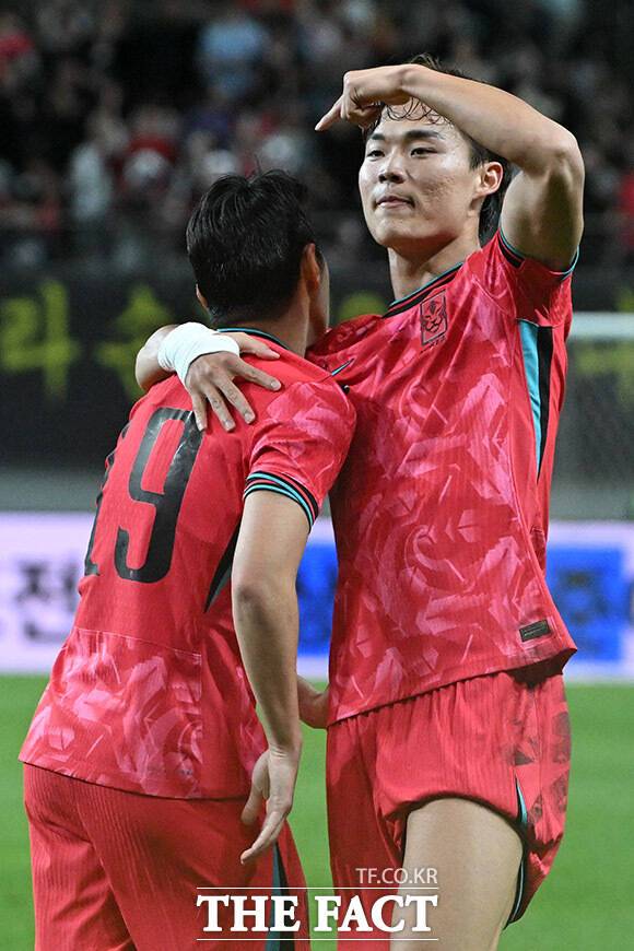 대한민국과 파라과이의 평가전이 14일 오후 서울 마포구 서울월드컵경기장에서 열린 가운데 오현규가 득점 후 이강인을 가리키고 있다./서울월드컵경기장=남용희 기자