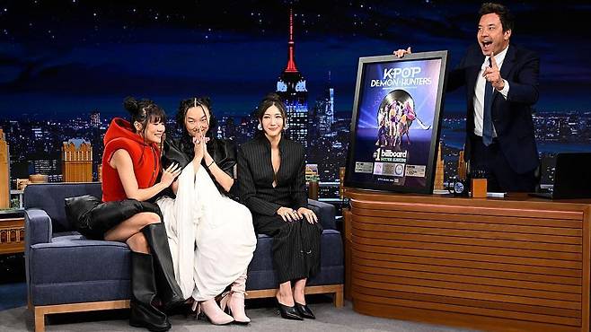 지미 팰런은 '헌트릭스'의 노래를 맡은 레이 아미, 오드리 누나, 이재(왼쪽부터)가 출연한 자리에서 플래티넘(100만) 인증 소식을 전했다