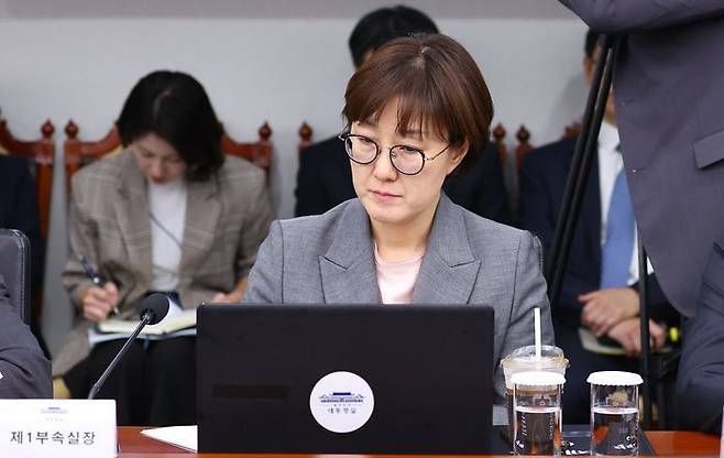 김현지 대통령실 제1부속실장이 2일 용산 대통령실에서 열린 수석보좌관회의에 참석해 있다. ⓒ연합뉴스