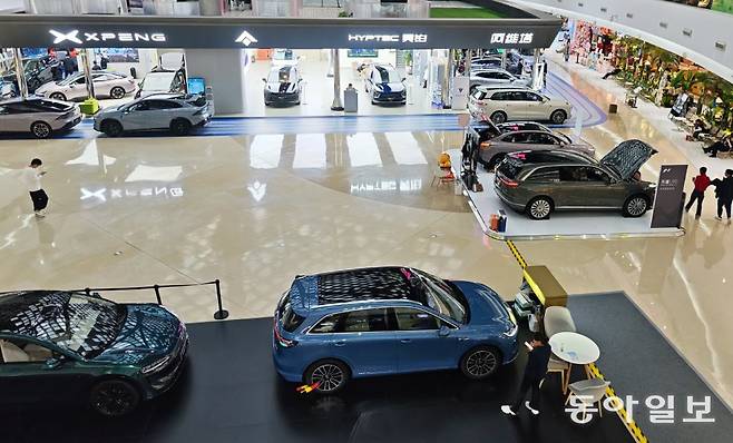 10일 중국 베이징시 차오양구의 대형 쇼핑몰 내부에 최신형 전기차들이 진열돼 있다. 10개가 넘는 전기차 매장 중 샤오미와 샤오펑 등 일부 브랜드의 매장을 제외하고는 대부분 한산했다. 중국에선 현재 129개의 전기차 브랜드가 제품을 생산 중인데 5년 뒤에는 15개만 생존할 것이란 전망이 나온다. 베이징=김철중 특파원 tnf@donga.com