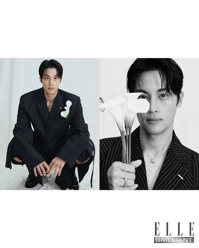 화이트 골드와 다이아몬드로 이루어진 ‘포스텐 라이즈’ 네크리스는 7백70만원, 왼손에 착용한 ‘포스텐’ 링은 5백55만원 모두 FRED. 오른손에 착용한 화이트 골드 소재의 ‘플렉스 잇’ 링은 3백만원대 FOPE. 스트라이프 셋업은 가격 미정 SONGZIO. 레더 부츠는 1백88만원 BURBERRY.