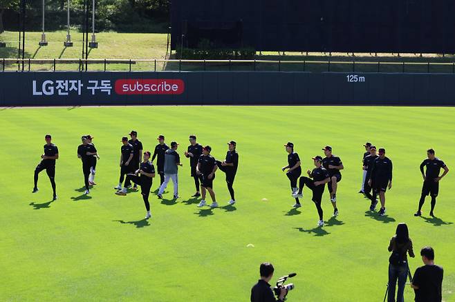 2025 한국시리즈를 대비해 이천 챔피언스파크에서 훈련 중인 LG 선수단. 구단 제공