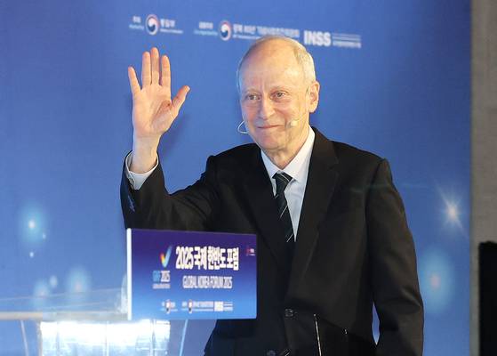 마이클 샌델 미국 하버드대 교수가 지난달 18일 오전 서울 종로구 포시즌스 호텔에서 열린 2025 국제한반도포럼에서 강연에 나서고 있다. 뉴스1