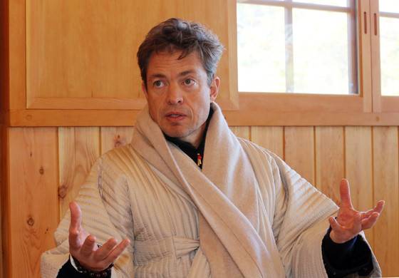 억만장자 자선사업가인 니콜라스 베르그루엔이 지난 2015년 10월 31일 서울 은평구 진관사에서 템플스테이 체험을 하고 있다. 중앙포토