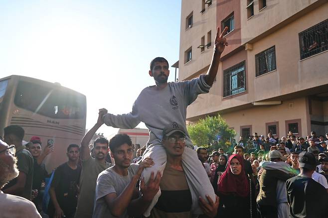 팔레스타인 수감자, 집으로 돌아왔지만… 13일(현지시간) 이스라엘과 하마스 간 1단계 휴전으로 감옥에서 풀려난 팔레스타인인이 가자지구에 도착해 시민들의 환영을 받고 있다. AP연합뉴스