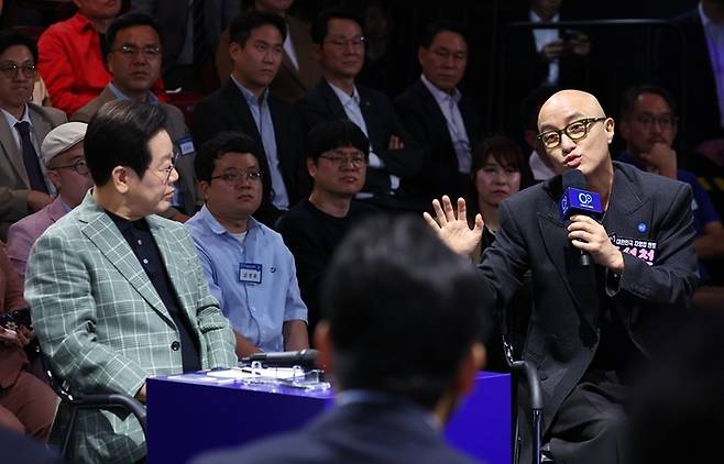 홍석천의 간담회 발언 듣는 이재명 대통령. 사진ㅣ연합뉴스