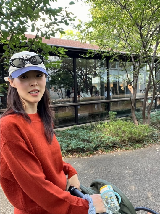 이연희가 일상 속에서 여전한 동안 미모를 뽐냈다.사진=이연희 SNS