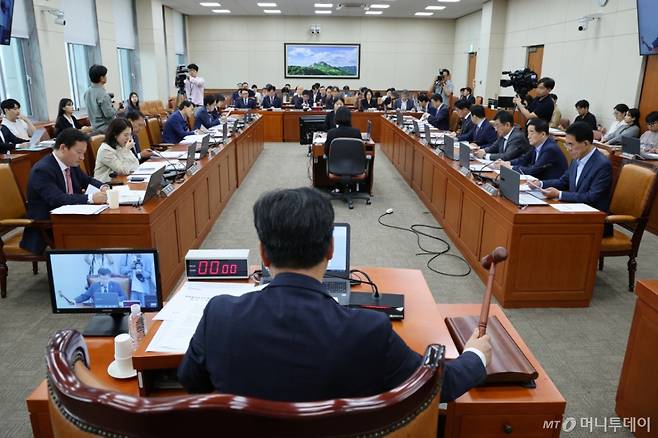 (서울=뉴스1) 신웅수 기자 = 안호영 국회 환경노동위원회 위원장이 19일 오전 서울 여의도 국회에서 열린 환노위 전체회의에서 의사봉을 두드리고 있다. 2025.9.19/뉴스1 Copyright (C) 뉴스1. All rights reserved. 무단 전재 및 재배포, AI학습 이용 금지. /사진=(서울=뉴스1) 신웅수 기자