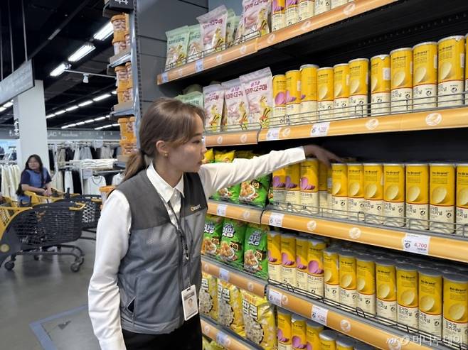 몽골 울란바토르시 이마트 3호점 내에 마련된 노브랜드존에서 참담바타르 엔크수브드 (Chandambaatar Enkhsuvd) 몽골 이마트 3호점 점장이 상품들을 살펴보고 있다./사진=김민우 기자