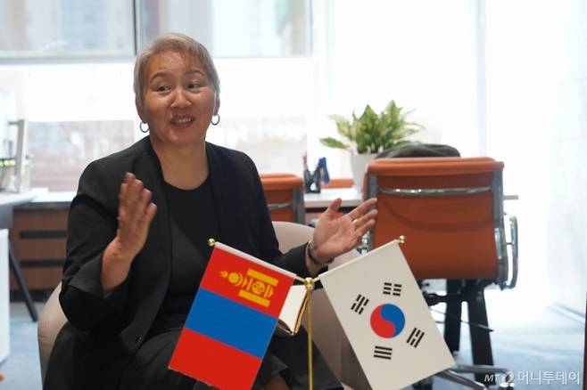 락바수렌 자브즈마 스카이하이퍼마켓 대표가 지난 3일 이마트 1호점 내에 위치한 스카이하이퍼마켓 본사 사무실에서 본지와 인터뷰를 하고 있다./사진=김민우 기자