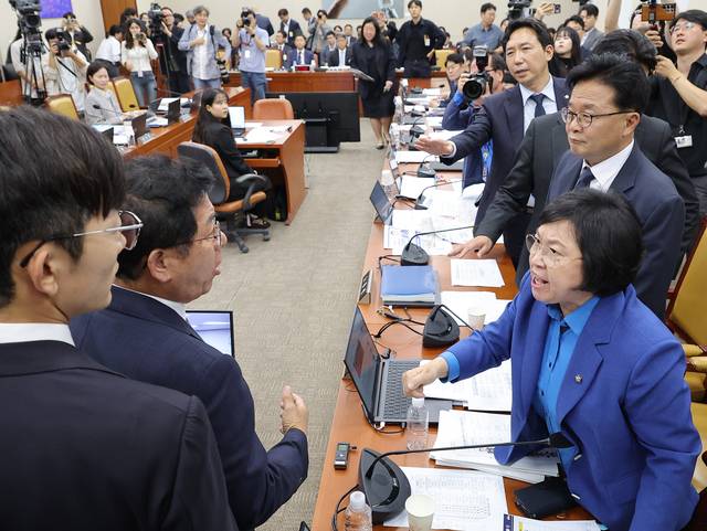 14일 서울 여의도 국회 과학기술정보방송통신위원회에서 열린 2025년도 국정감사에서 더불어민주당 김우영 의원의 질의 중 국민의힘 박정훈 의원의 문자메시지 공개와 관련해 여야 의원들이 설전을 벌이고 있다. 연합뉴스