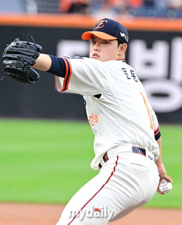 2025년 9월 27일 오후 대전 한화생명 볼파크에서 열린 '2025 신한 SOL뱅크 KBO 리그' LG 트윈스와 한화 이글스의 경기. 한화 선발투수 문동주가 역투하고 있다./마이데일리