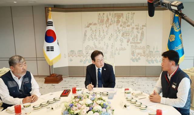 ▲▲이재명 대통령이 9월 4일 서울 용산 대통령실 청사에서 양대노총 위원장과의 오찬 간담회를 하며 김동명 한국노총 위원장, 양경수 민주노총 위원장의 발언을 경청하고 있다. ⓒ연합뉴스