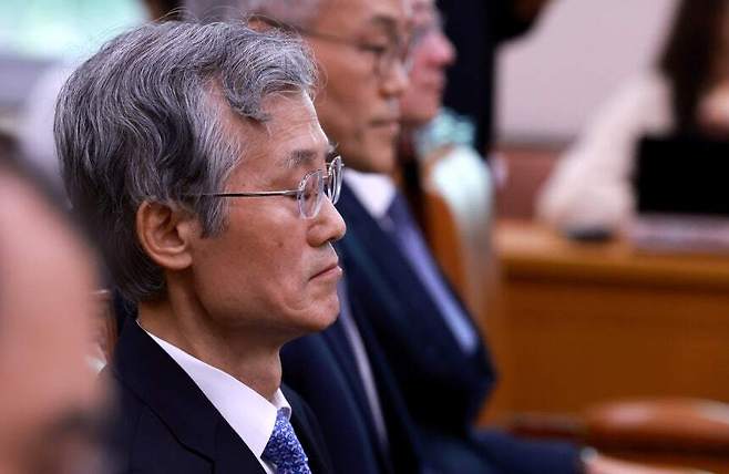 조희대 대법원장이 13일 국회에서 열린 법제사법위원회 국정감사에 출석해 여야 의원들의 설전을 지켜보다 눈을 감고 있다. 연합뉴스