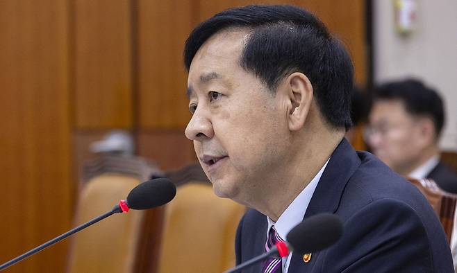 구윤철 부총리 겸 기획재정부 장관이 14일 국회 기획재정위에서 열린 2025년도 기획재정부 조세 분야 국정감사에서 상속세 관련 의원 질의에 답하고 있다. 연합뉴스