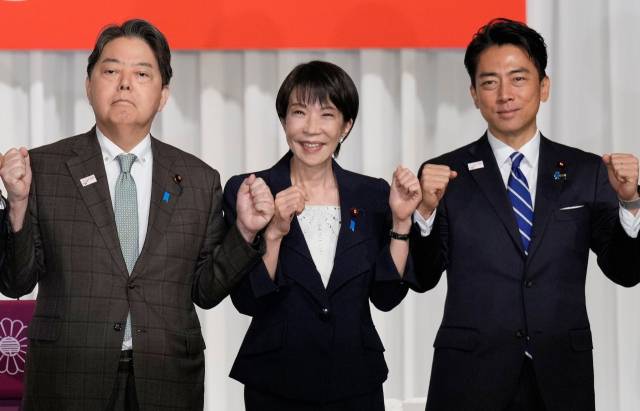 다카이치 사나에(가운데) 일본 자민당 총재는 20일 이후 예정된 임시국회에서 총리로 지명될 경우를 대비해 하야시 요시마사(왼쪽) 관방장관을 총무상에, 고이즈미 신지로(오른쪽부터) 농림수산상을 방위상에 기용하는 내용의 인선을 조정중인 것으로 알려졌다./EPA연합뉴스