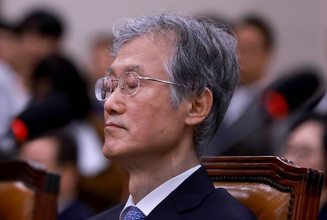 조희대 대법원장이 13일 국회에서 열린 법제사법위원회 국정감사에 출석해 여야 의원들의 설전을 지켜보다 눈을 감고 있다. ⓒ연합뉴스