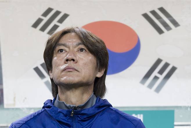 홍명보 축구국가대표팀 감독이 14일 서울월드컵경기장에서 열린 파라과이와 친선전을 앞두고 그라운드를 바라보고 있다. 상암|뉴시스