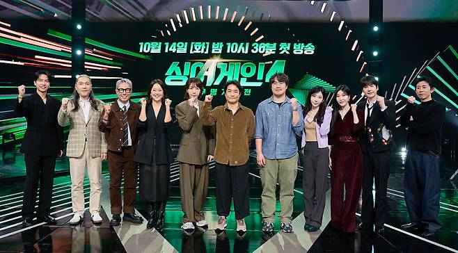 가수 겸 배우 이승기(왼쪽부터), 가수 임재범, 윤종신, 백지영, 작사가 김이나, 윤현준CP, 위재혁PD, 가수 태연, 이해리, 규현, 프로듀서 코드 쿤스트가 14일 오전 온라인 사전녹화 형식으로 진행된 JTBC 예능 ‘싱어게인4-무명가수전’ 제작발표회에 참석해 포즈를 취하고 있다. 사진 JTBC