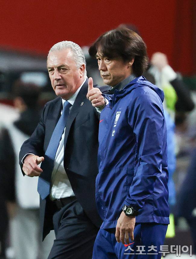 구스타보 알파로 감독과 홍명보 감독 / 사진=팽현준 기자