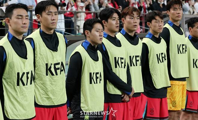 한국 축구 국가대표팀이 14일 서울월드컵경기장에서 파라과이 대표팀과 친선경기를 벌였다. 이강인을 비롯한 대기 선수들이 굳은 표정으로 그라운드를 응시하고 있다. /사진=김진경 대기자