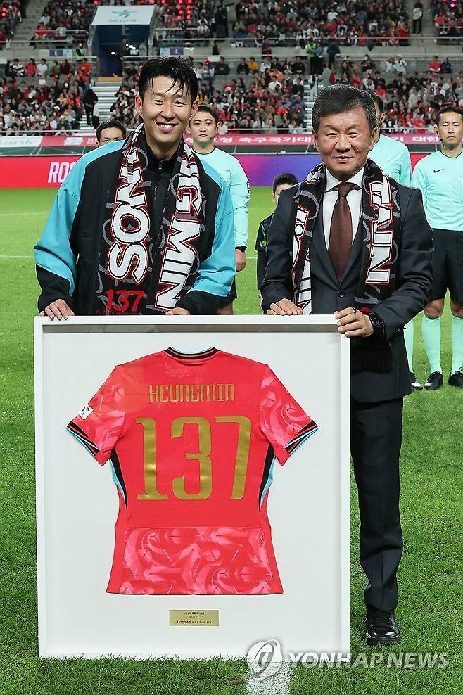A매치 새 역사 쓴 손흥민 (서울=연합뉴스) 임화영 기자 = 14일 서울 마포구 서울월드컵경기장에서 열린 한국과 파라과이 축구 대표팀의 친선경기.
경기 시작 전 손흥민이 A매치 역대 최다 출전 기록(137경기) 기념 유니폼을 전달받은 뒤 정몽규 대한축구협회장과 기념사진을 찍고 있다. 손흥민은 지난 브라질전 출전을 통해 A매치 통산 출전 137경기를 달성하며 한국 축구의 새 역사를 작성했다. 2025.10.14 hwayoung7@yna.co.kr