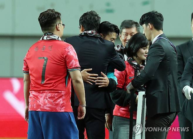 전설들의 포옹 (서울=연합뉴스) 이동해 기자 = 14일 서울 마포구 서울월드컵경기장에서 열린 한국과 파라과이 축구 대표팀의 친선경기.
경기 시작 전 A매치 역대 최다 출전 기록을 세운 손흥민이 차범근 전 감독과 포옹을 하고 있다. 손흥민은 지난 브라질전 출전을 통해 A매치 통산 출전 137경기를 달성하며 한국 축구의 새 역사를 작성했다. 2025.10.14 eastsea@yna.co.kr