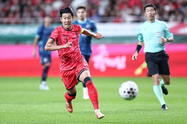 지난 14일 서울월드컵경기장에서 열린 한국과 파라과이 축구 대표팀의 친선경기에서 손흥민이 드리블하고 있다. 2025.10.14 /연합뉴스