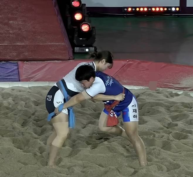 지난 3일 열린 2025 울주 추석장사씨름대회서 이재하(안산시청)가 상대 선수와 경기를 펼치고 있다. 사진=샅바티비