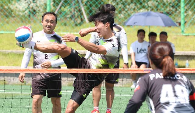 전북일보배 생활체육 족구대회에 참가한 동호인들이 열띈 경기를 펼치고 있다.전북일보 자료사진