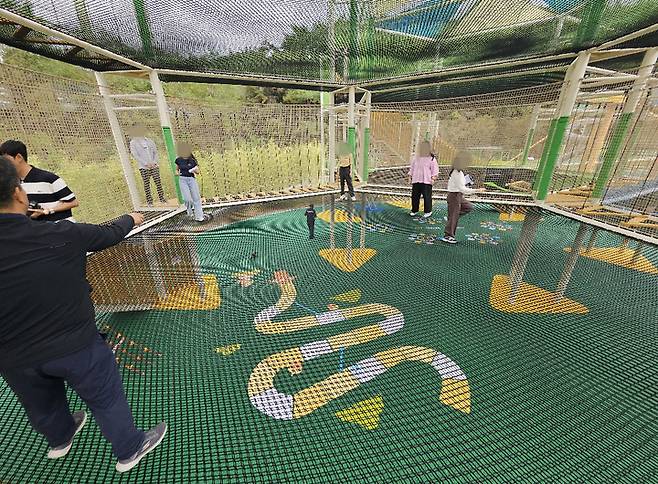 트램펄린을 체험하는 모습.