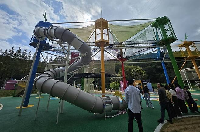아이놀이뜰 공원의 미끄럼틀 모습.