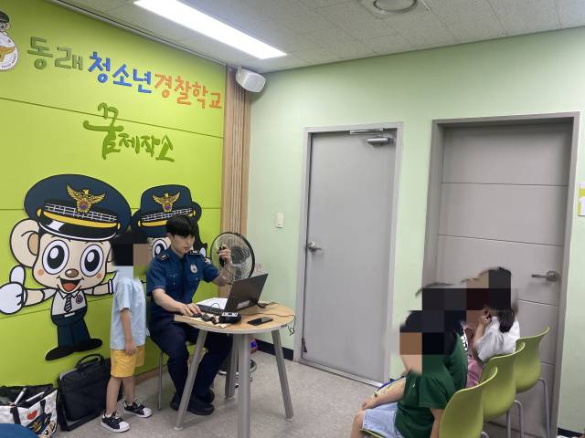 지난달 11일 부산 동래구 동래청소년경찰학교에서 아동들이 지문을 사전 등록하는 모습. 부산경찰청 제공