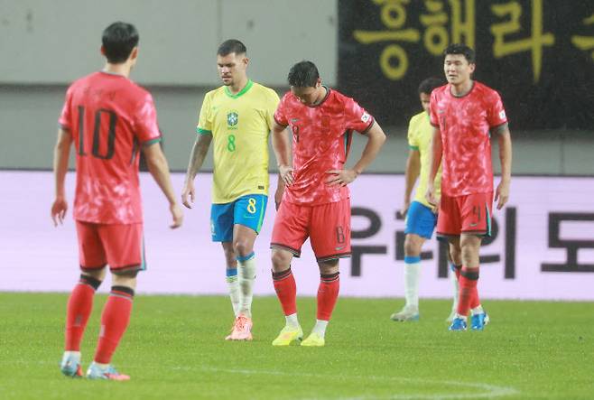 10일 서울 마포구 서울월드컵경기장에서 열린 한국과 브라질 축구 대표팀의 친선경기. 한국 백승호가 추가 실점한 후 아쉬워하고 있다. 사진=연합뉴스