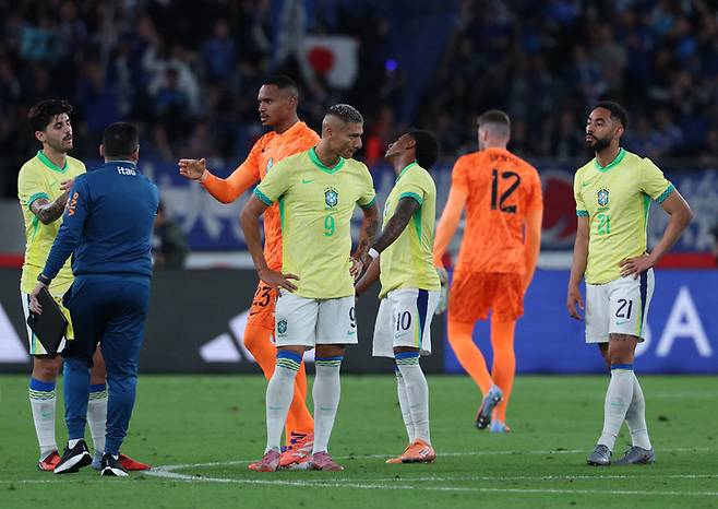 14일 일본 도쿄 아지노모토 스타디움에서 일본에 2-3로 역전패를 당한 뒤 아쉬워하는 브라질 선수들