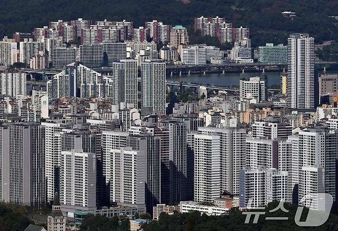 15일 경기 광주시 남한산성에서 내려다본 서울의 아파트 단지 모습. 2025.10.15/뉴스1 ⓒ News1 구윤성 기자