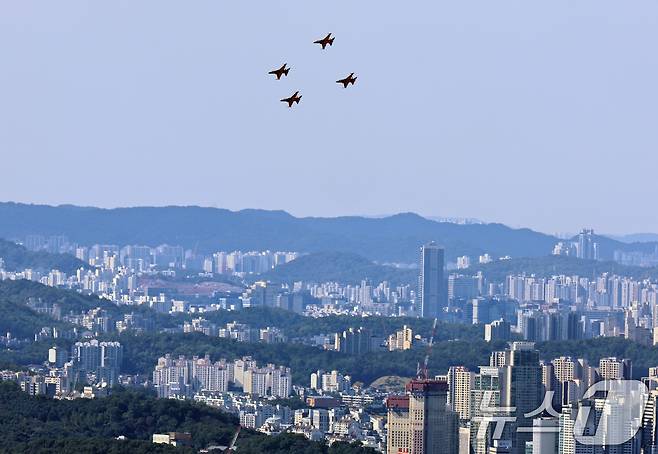 공군 특수비행팀 블랙이글스 편대가 15일 경기 성남시 서울공항 일대에서 국제 항공우주 및 방위산업 전시회(ADEX)를 앞두고 에어쇼 사전연습 비행을 하고 있다. 2025.10.15/뉴스1 ⓒ News1 구윤성 기자