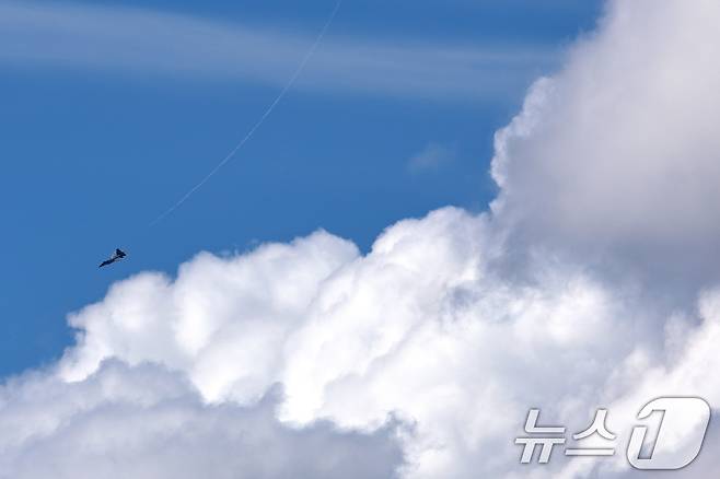 공군 KF-21 전투기가 15일 경기 성남시 서울공항 일대에서 국제 항공우주 및 방위산업 전시회(ADEX)를 앞두고 에어쇼 사전연습 비행을 하고 있다. 2025.10.15/뉴스1 ⓒ News1 구윤성 기자