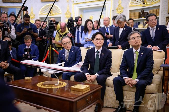 지난 8월 25일(현지시간) 미국 백악관 오벌오피스(미 대통령 집무실) 열린 이재명 대통령과 도널드 트럼프 미국 대통령 간 한미정상회담에 배석한 한국 측 참모들. (앞줄 오른쪽부터)조현 외교부 장관, 김정관 산업통상자원부 장관, 위성락 대통령실 국가안보실장, (뒷줄 오른쪽부터) 김용범 대통령실 정책실장, 강경화 주미한국대사 내정자, 강유정 대통령실 대변인. (백악관 제공. 재판매 및 DB금지) 2025.9.1/뉴스1 ⓒ News1 류정민 특파원