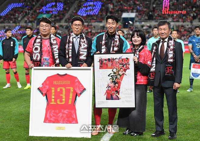 손흥민이 14일 서울월드컵경기장에서 열린 남자 축구 국가대표 평가전 파라과이와 경기 전 137경기 A 최다 출전 기념식에서 기념촬영을 하고 있다. 2025. 10. 14. 최승섭기자 thunder@sportsseoul.com