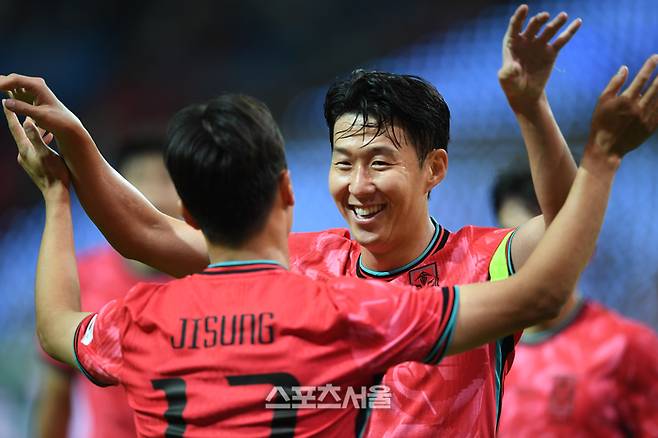손흥민이 14일 서울월드컵경기장에서 열린 남자 축구 국가대표 평가전 파라과이와 경기에서 골을 넣은 엄지성과 환호하고 있다. 2025. 10. 14. 최승섭기자 thunder@sportsseoul.com