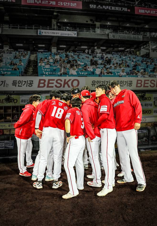 SSG 선수들이 14일 대구삼성라이온즈파크에서 열린 2025 KBO 포스트시즌 삼성과 준플레이오프(준PO) 4차전에서 앞서 파이팅을 외치고 있다. 사진 | SSG 랜더스