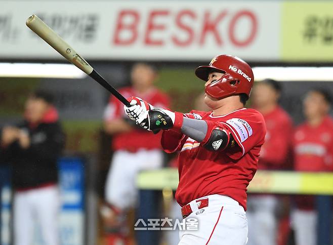 SSG 고명준이 13일 대구 삼성라이온즈파크에서 열린 2025 KBO리그 삼성과 준PO 3차전 9회초 무사 1루 삼성 배찬승을 상대로 추격 2점 홈런을 치고 있다. 대구 | 박진업 기자 upandup@sportsseoul.com