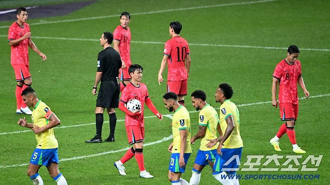 10일 서울월드컵경기장에서 열린 대한민국 축구대표팀과 브라질의 A매치 평가전, 브라질의 에스테반이 전반 선취골을 터뜨렸다. 아쉬워하는 태극 전사들의 모습. 상암=허상욱 기자wook@sportschosun.com/2025.10.10/