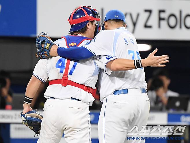 14일 대구 라이온즈파크에서 열린 SSG와 삼성의 준PO 4차전. 7이닝 무실점으로 호투한 후라도가 강민호와 포옹하고 있다. 대구=정재근 기자 cjg@sportschosun.com/2025.10.14/