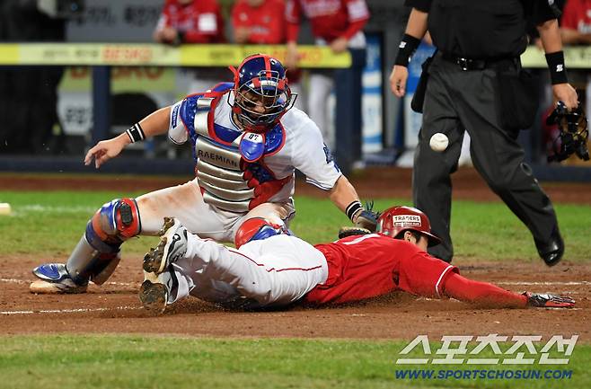 14일 대구 라이온즈파크에서 열린 삼성과 SSG의 준PO 4차전. 8회초 무사 1,3루 SSG 박성한 안타 때 오태곤이 삼성 포수 강민호 태그를 피해 홈을 파고들고 있다. 대구=박재만 기자 pjm@sportschosun.com/2025.10.14/