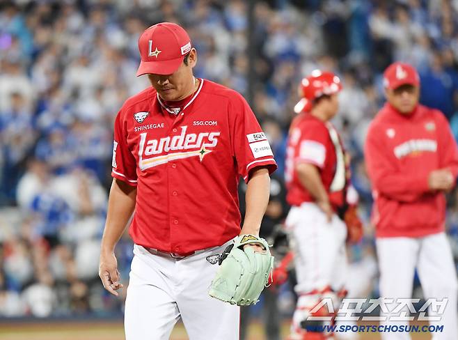 14일 대구 라이온즈파크에서 열린 SSG와 삼성의 준PO 4차전. 6회말 1사 1, 2루 김헌곤 타석에서 노경은이 교체되고 있다. 대구=정재근 기자 cjg@sportschosun.com/2025.10.14/