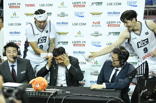 KCC 이상민 감독 3일 삼성과의 개막전 승리 이후 방송 인터뷰 도중 선수들의 축하 물세례를 받고 있다. 사진제공=KBL
